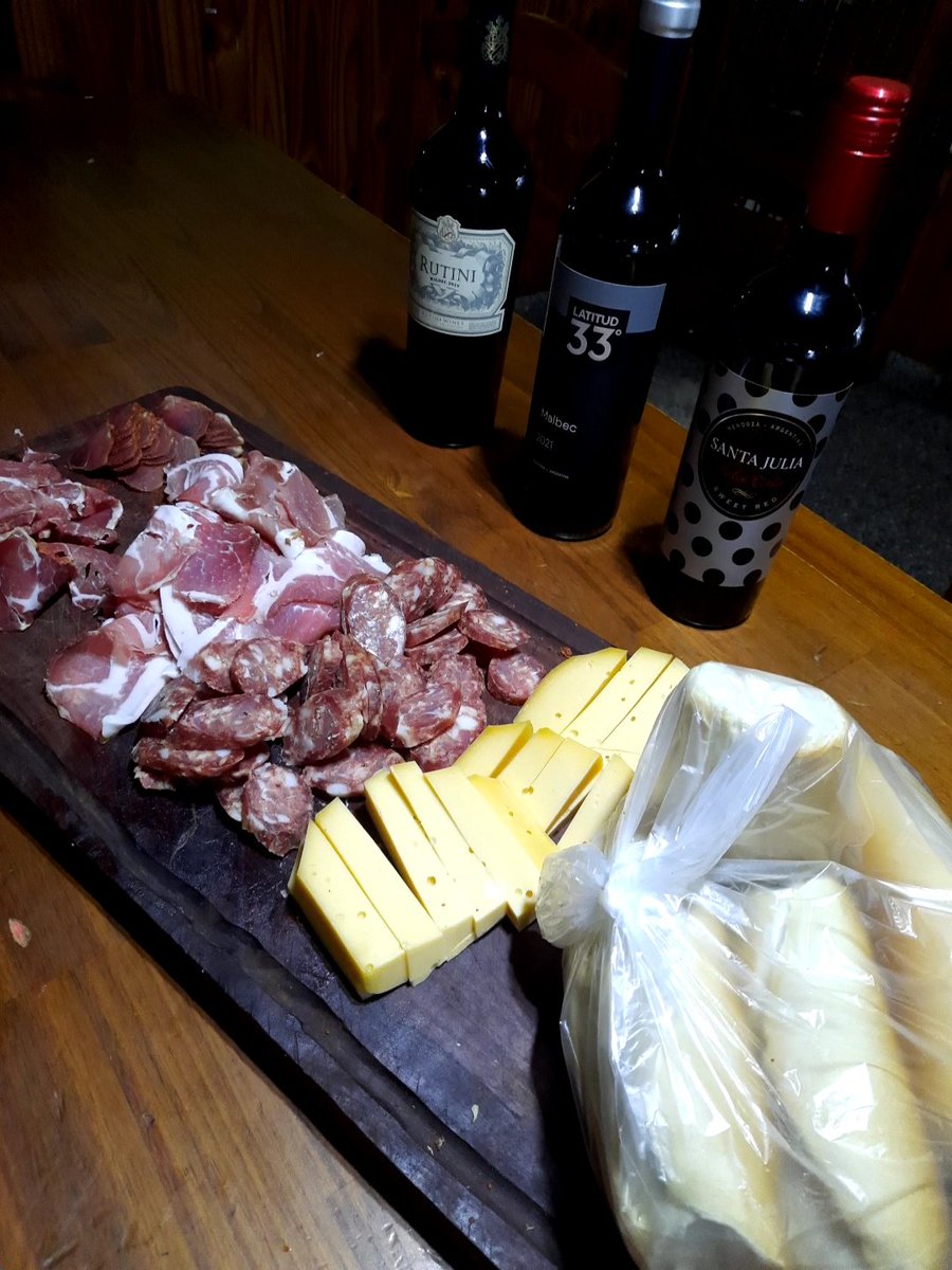 Javierguiotto1's tweet photo. Tráete la picada y venite me dijeron, ok voy yendo 🏃‍♂️
Está bien??? https://t.co/0KGWVScAj8