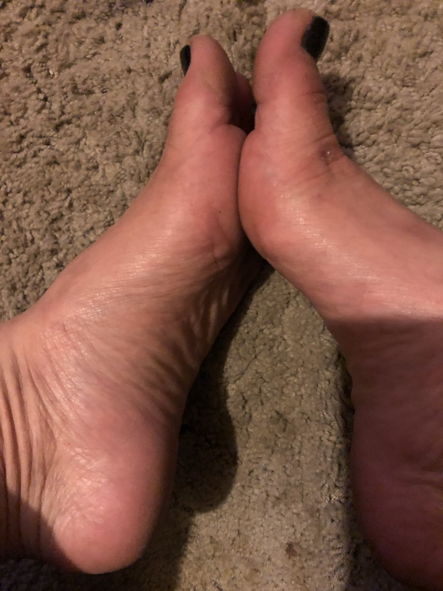 MadamJessicaOwn's tweet photo. Place your wallet at my feet and worship my perfect soles. Findom footslave humanATM Footworship https://t.co/mMdIdUHHuE