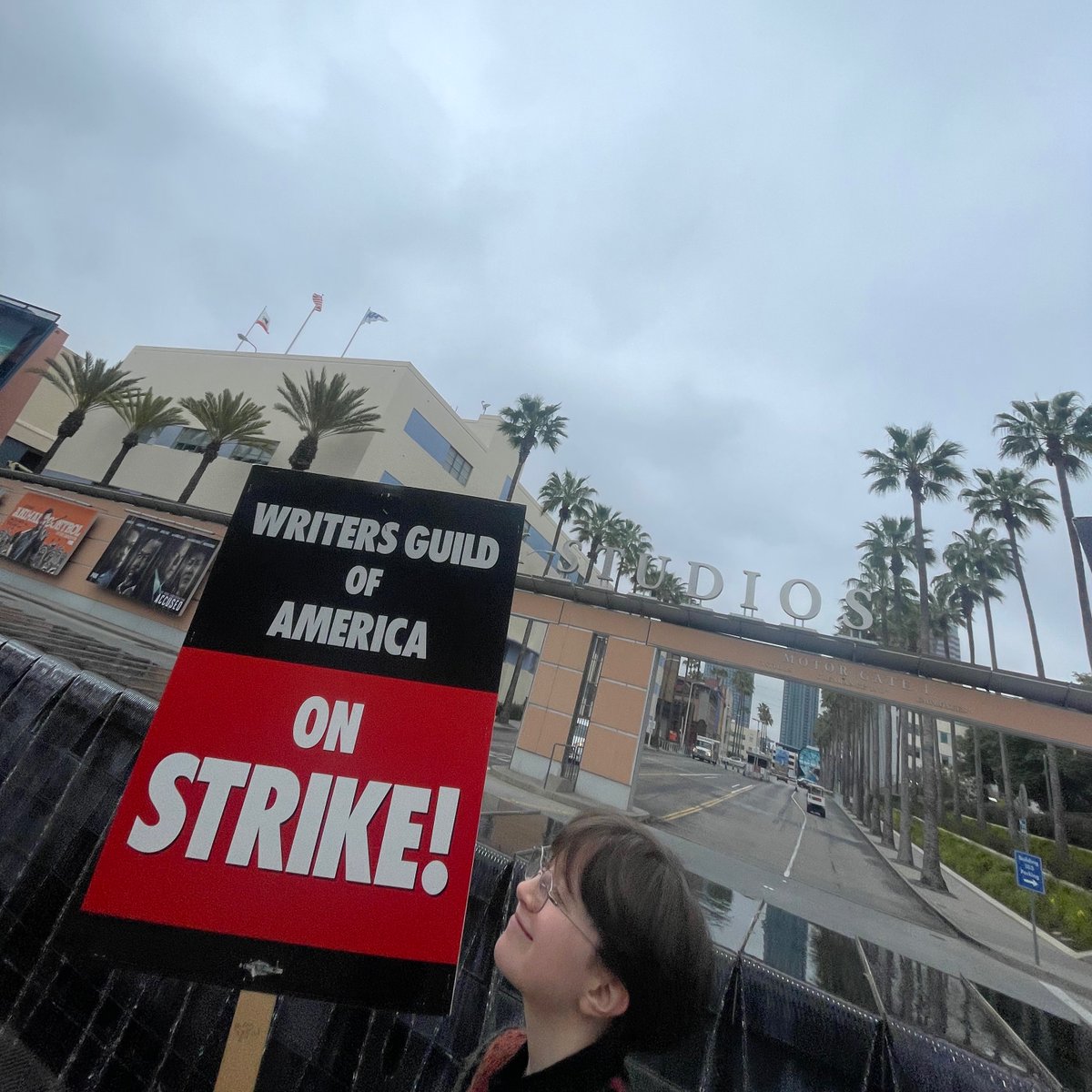 find someone who looks at you the way geo looks at picket sign