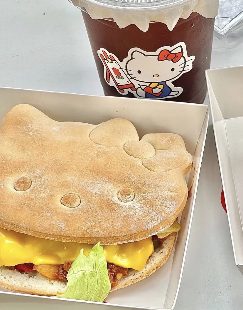 hello kitty burger & dessert 💓