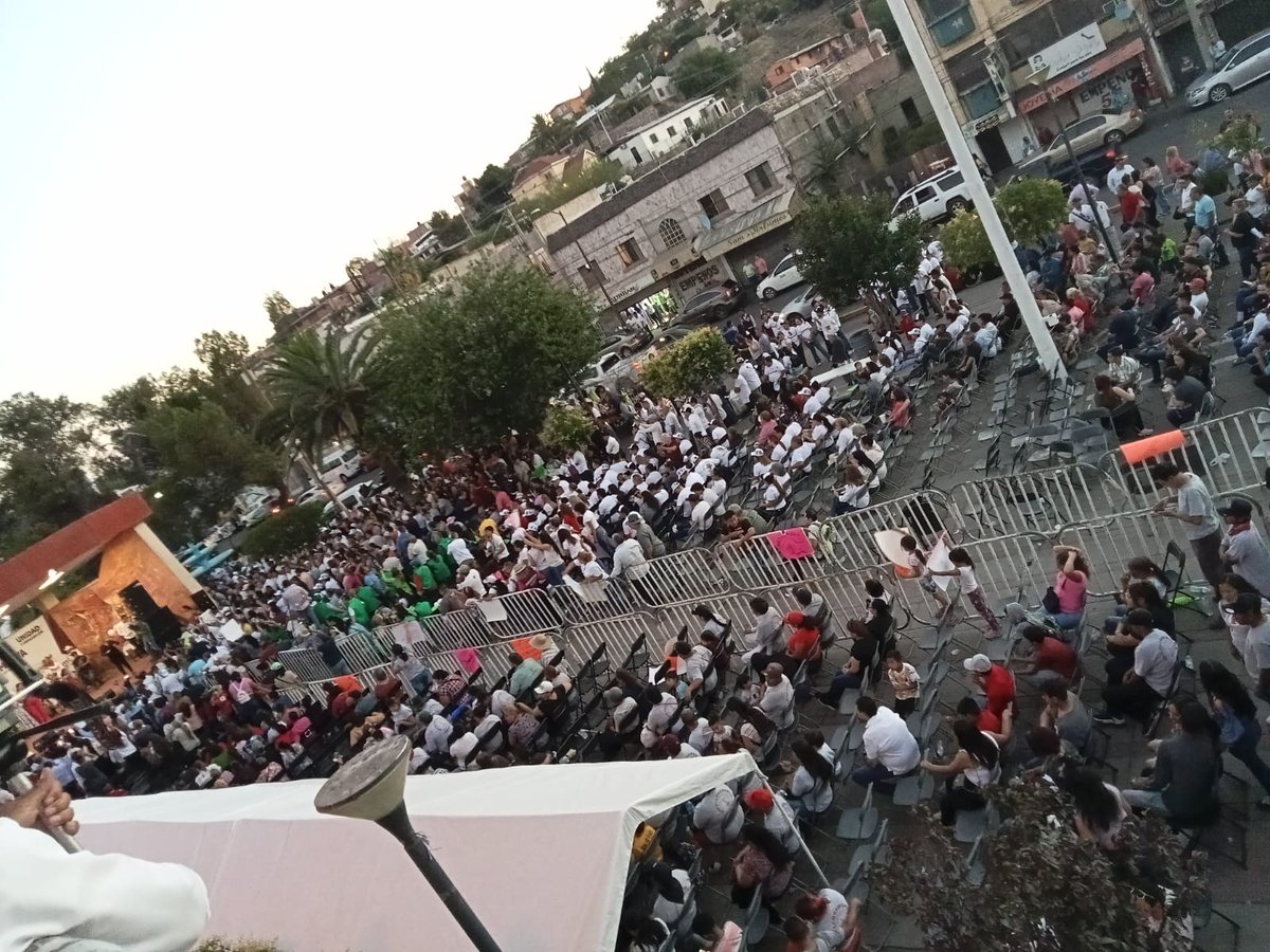 Mientras la Claudia ayer en Nogales Sonora, ni acarreando gente de Caborca, Guaymas, Altar, Imuris, Magdalena... Definitivamente Claudia no tiene nada que hacer.