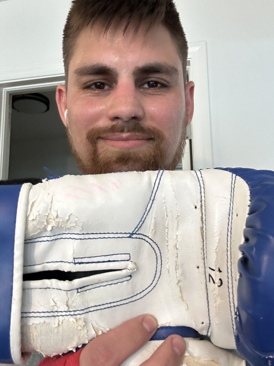 KyleWillson's tweet photo. Embarked on a new chapter with my new bag today, but my loyal gloves, companions for over decade, started showing their age. As they retire, a new chapter awaits. New gloves and new challenges ahead. Letโs get it ๐ช #NewChapterAhead ๐ฅ https://t.co/jpbP3YZnrz