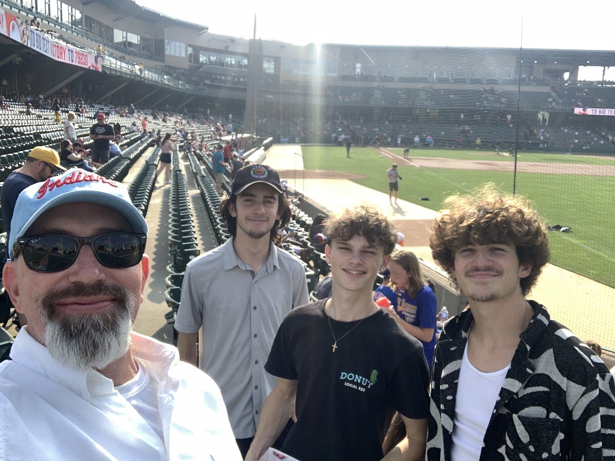 RonnieMerrell's tweet photo. #atthevic with the boys! https://t.co/lvmtMjwlTI