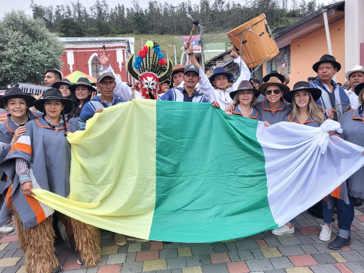 nicolebonifaz's tweet photo. Que orgullo tener sangre rural recorriendo por mis venas 😍 Hoy pude revivir los símbolos culturales de nuestra historia ancestral presente en las parroquias de la Ruta Escondida, de donde vengo #Chavezpamba 

Música, danza y juventud en las Fiestas de San Pedro #chavezonochavez https://t.co/NvGGyC6IZG