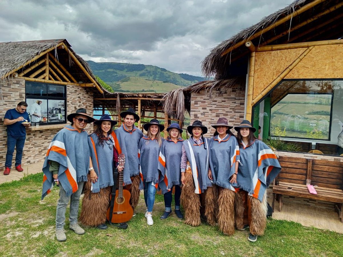 nicolebonifaz's tweet photo. Que orgullo tener sangre rural recorriendo por mis venas 😍 Hoy pude revivir los símbolos culturales de nuestra historia ancestral presente en las parroquias de la Ruta Escondida, de donde vengo #Chavezpamba 

Música, danza y juventud en las Fiestas de San Pedro #chavezonochavez https://t.co/NvGGyC6IZG