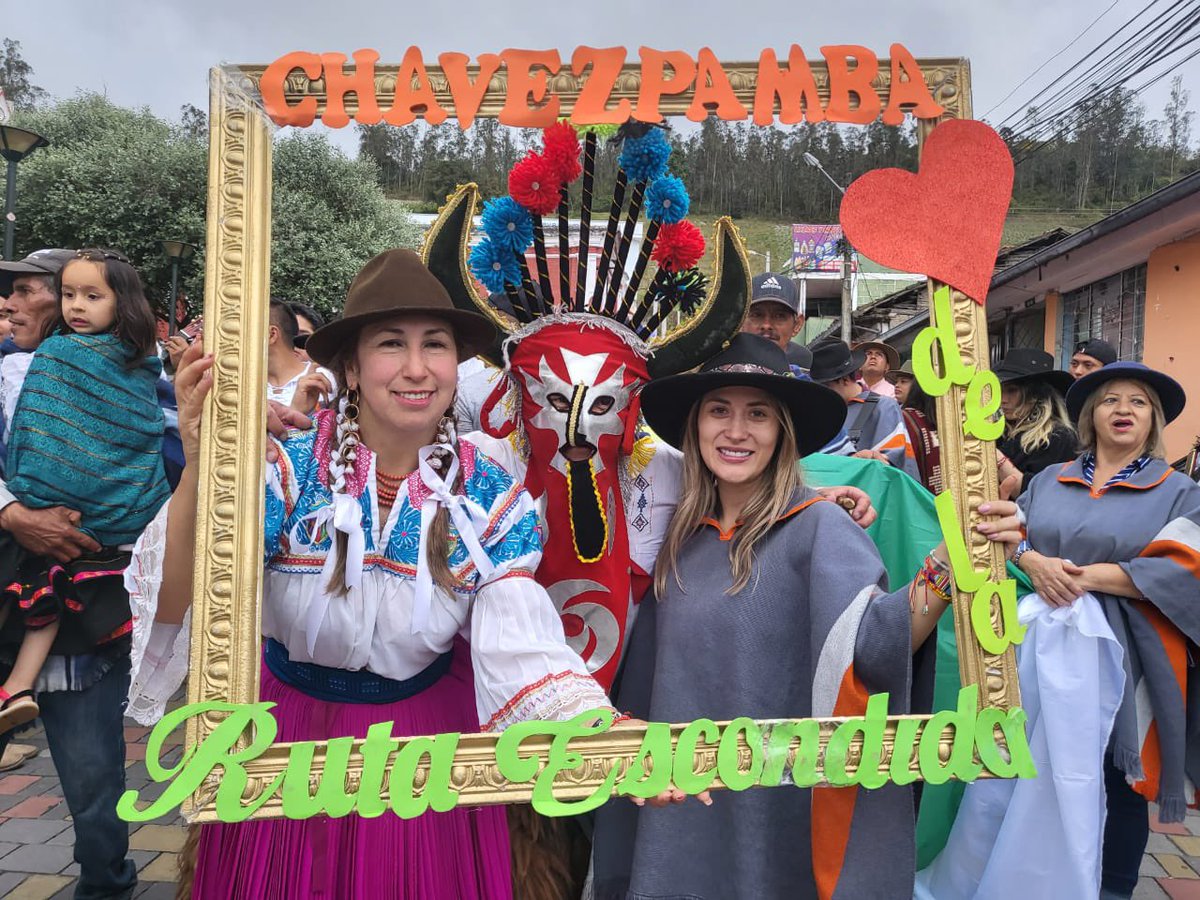 nicolebonifaz's tweet photo. Que orgullo tener sangre rural recorriendo por mis venas 😍 Hoy pude revivir los símbolos culturales de nuestra historia ancestral presente en las parroquias de la Ruta Escondida, de donde vengo #Chavezpamba 

Música, danza y juventud en las Fiestas de San Pedro #chavezonochavez https://t.co/NvGGyC6IZG