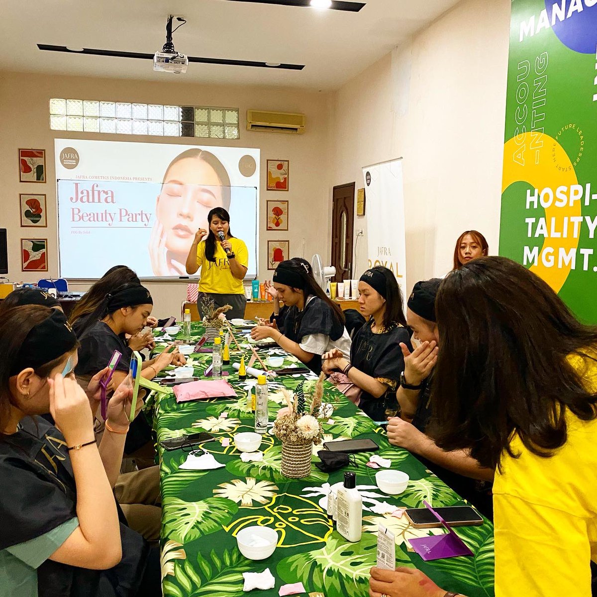 Pmci_Campus's tweet photo. PMCI BEAUTY CLASS
With JAFRA @jafra_sumatra @josefinesimatupang 
Saturday / 17th June 2023 
From 1 PM - 3 PM

#pmcicampus #kampusmedan #stiepmci #kampusmerdeka #kampuskreatif #umissme #followmehot #kampusevent #pmciisthebest #pilihanterbaik #kampusentrepreneur #kegiatankampus https://t.co/v8AwjXXiRN