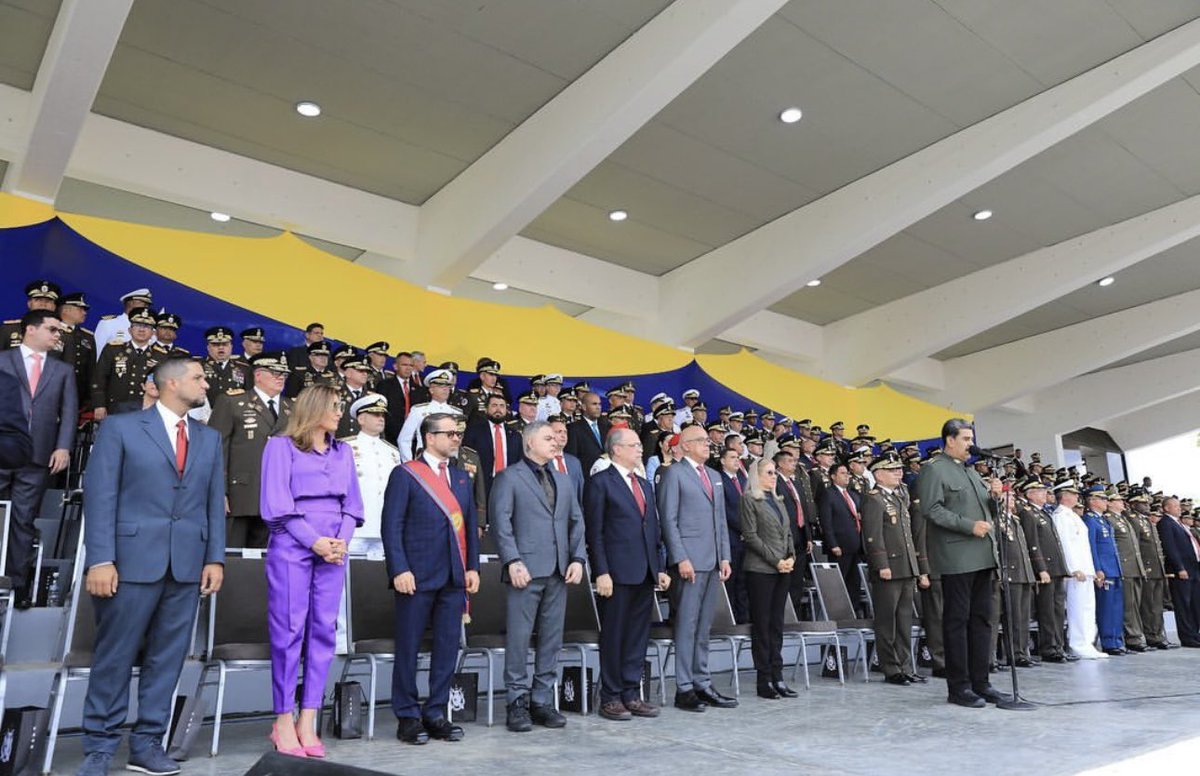 rafaellacava10's tweet photo. Hoy acompañamos a nuestro hermano presidente @NicolasMaduro a la conmemoración de los 202 años de La Batalla de Carabobo. Cada vez q entramos al campo sagrado de Carabobo el alma se llena de patria y la mente se motiva. Q viva el espíritu de La Batalla de Carabobo por siempre. https://t.co/IyctPKZCD6