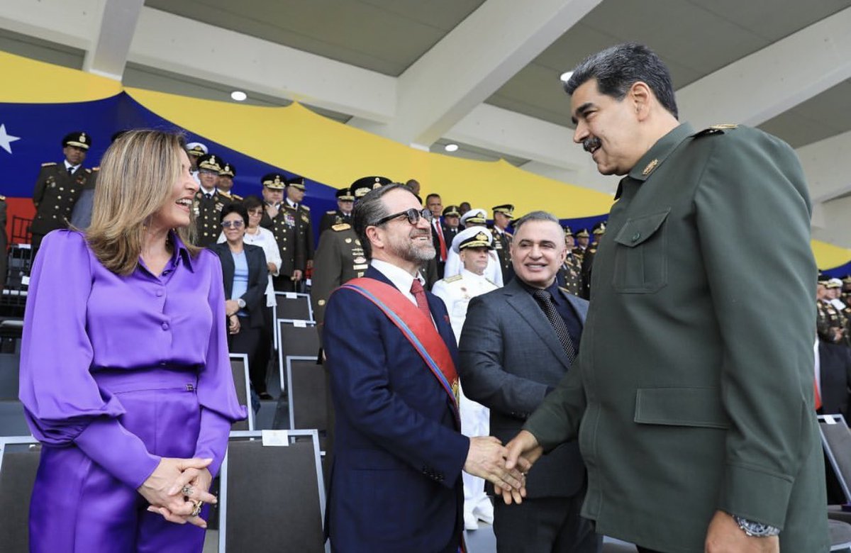 rafaellacava10's tweet photo. Hoy acompañamos a nuestro hermano presidente @NicolasMaduro a la conmemoración de los 202 años de La Batalla de Carabobo. Cada vez q entramos al campo sagrado de Carabobo el alma se llena de patria y la mente se motiva. Q viva el espíritu de La Batalla de Carabobo por siempre. https://t.co/IyctPKZCD6