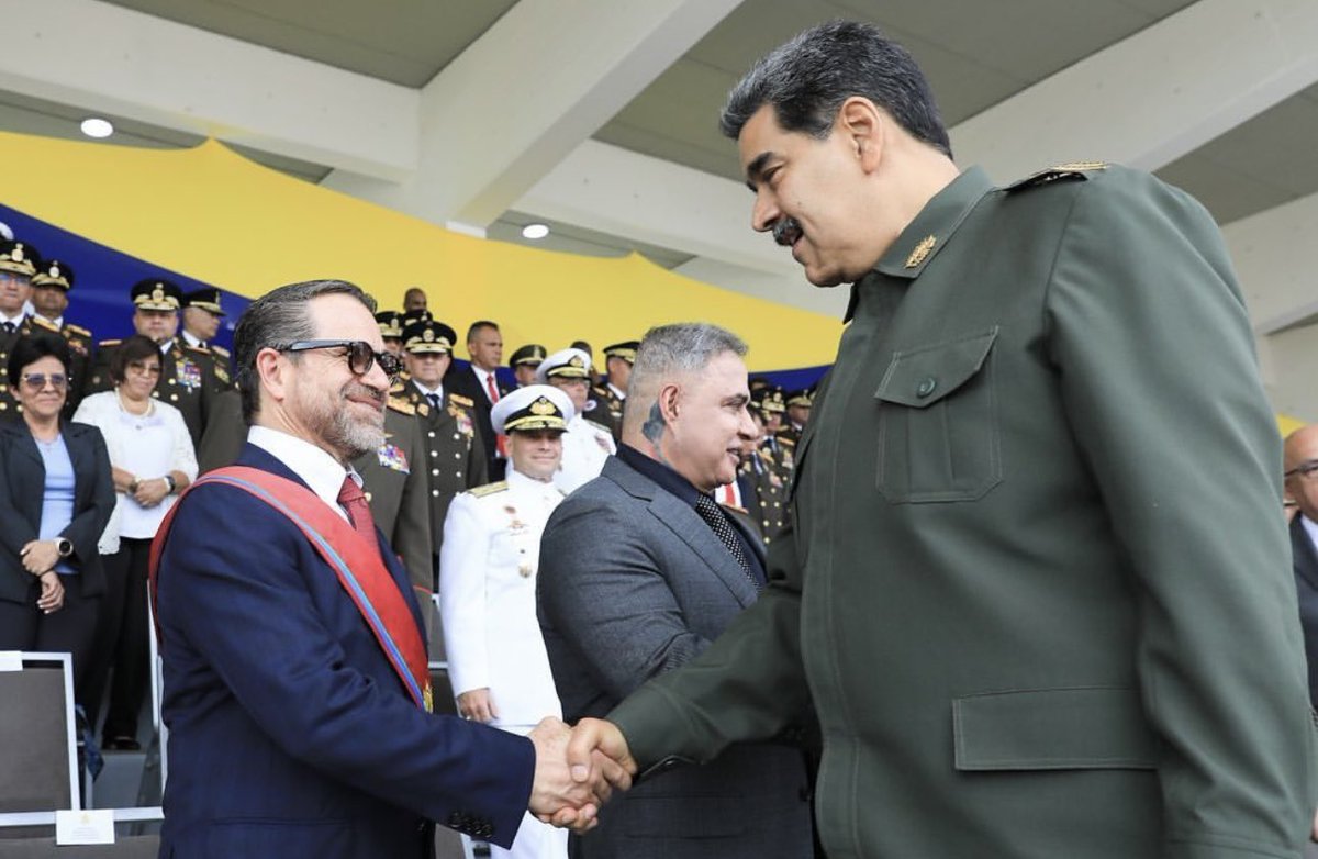 rafaellacava10's tweet photo. Hoy acompañamos a nuestro hermano presidente @NicolasMaduro a la conmemoración de los 202 años de La Batalla de Carabobo. Cada vez q entramos al campo sagrado de Carabobo el alma se llena de patria y la mente se motiva. Q viva el espíritu de La Batalla de Carabobo por siempre. https://t.co/IyctPKZCD6