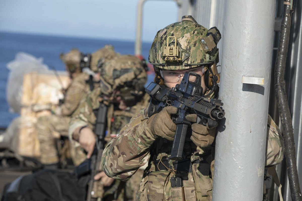 CVN78_GRFord's tweet photo. It’s #StrikeGroupSaturday ⚓️

Sailors assigned to Explosive Ordnance Disposal Mobile Unit 6 maintain security on the flight deck of the Ticonderoga-class guided missile cruiser USS Normandy (CG 60).

#eod #ussnormandy #cg60 #ussgeraldrford #sailors #security #integrityatthehelm https://t.co/EsMj29In7a