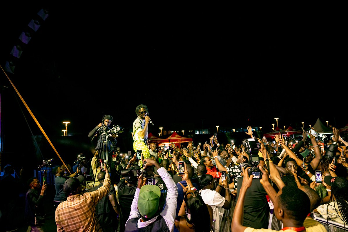 bkarenarw's tweet photo. Oh what a night!🙌 We didn't want @Friendsofamstel to end!🥺

Special shout out to @Johnnydrille, @Bwizaofficial, and @arielwayz who graced the stage tonight!🔥 Summer has just begun, we can't wait to see y'all again on the next show!🚀

#SummerYumuti 
#BKArenaIsYours https://t.co/GUFwn80zwu