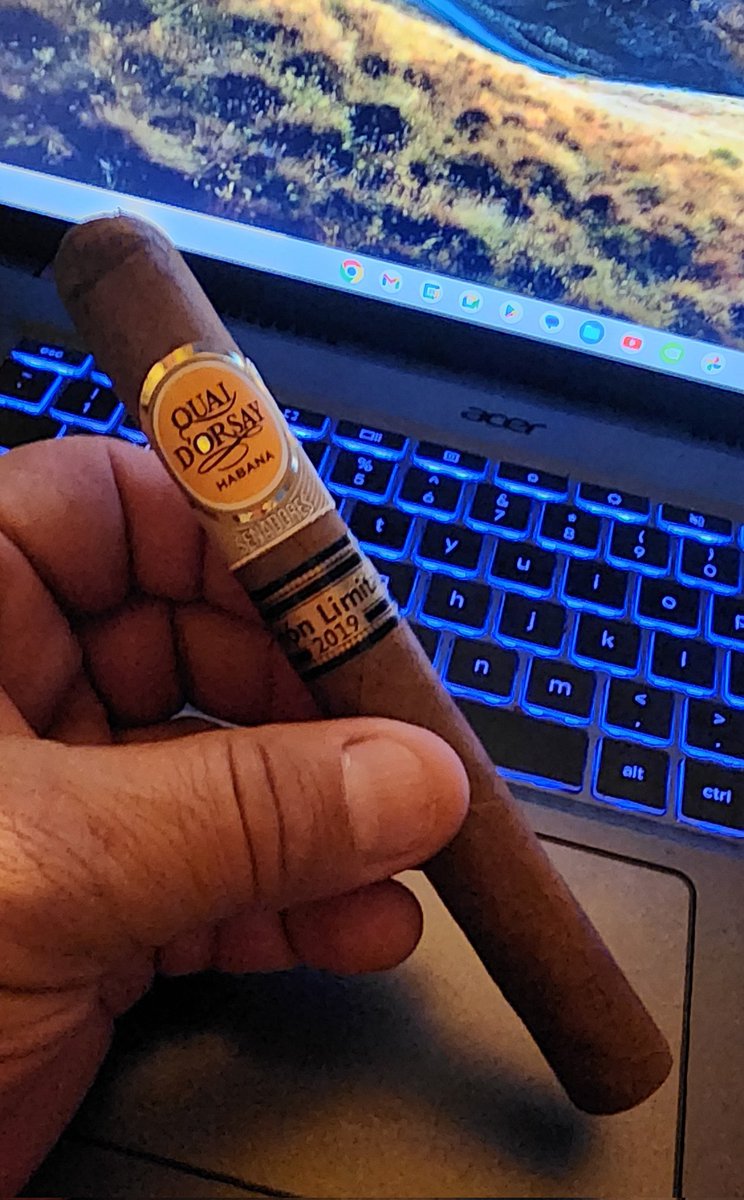 robone305's tweet photo. Cigar of the night 🔥💨 #cigaraficionado https://t.co/m9kFfU4mW0