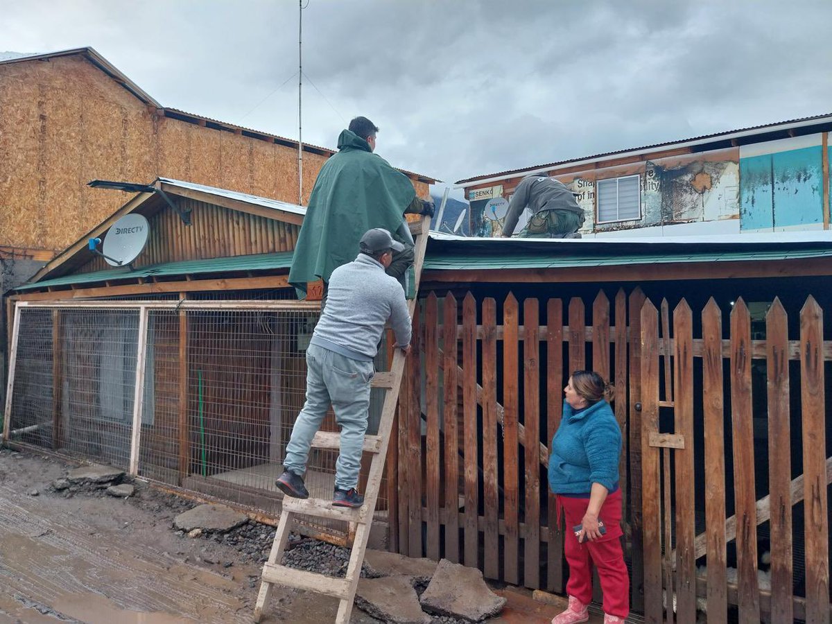 JIrarrazavalR's tweet photo. En momentos de adversidad, el servicio de @Carabdechile siempre se destaca por su entrega y compromiso. 

Gracias a su valiente labor. 
¡Su dedicación es invaluable! 👮‍♀️ 

#Carabineros ❤️#GraciasPorCuidarnos 🇨🇱 https://t.co/PObmPUCAK1