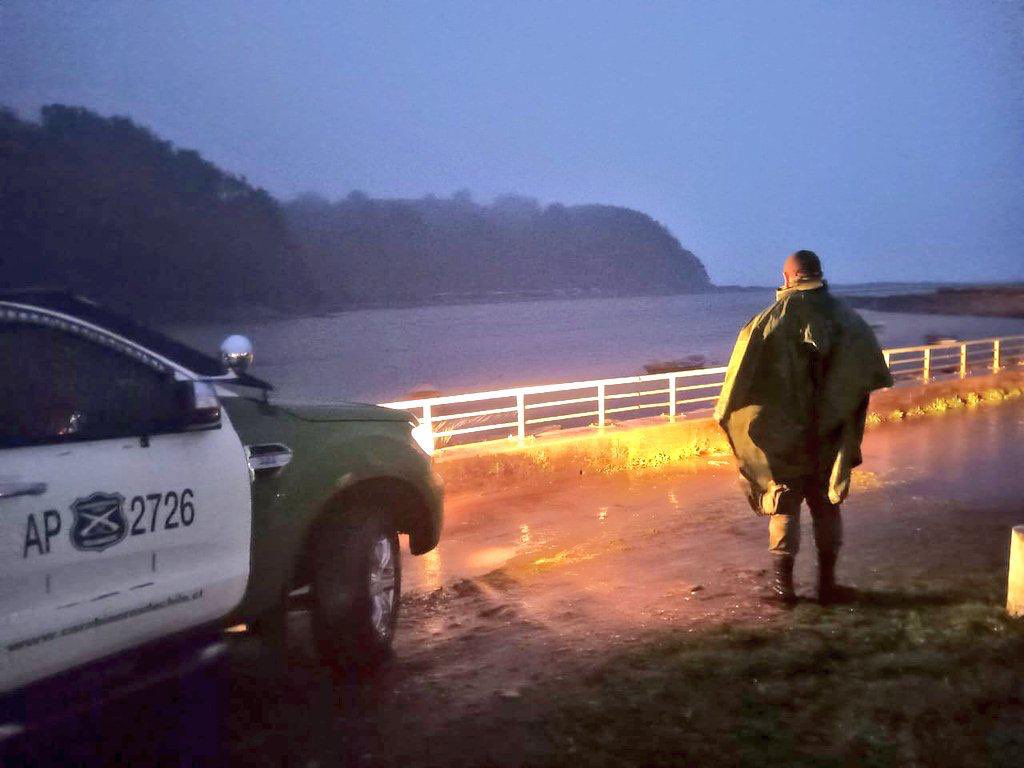 JIrarrazavalR's tweet photo. En momentos de adversidad, el servicio de @Carabdechile siempre se destaca por su entrega y compromiso. 

Gracias a su valiente labor. 
¡Su dedicación es invaluable! 👮‍♀️ 

#Carabineros ❤️#GraciasPorCuidarnos 🇨🇱 https://t.co/PObmPUCAK1
