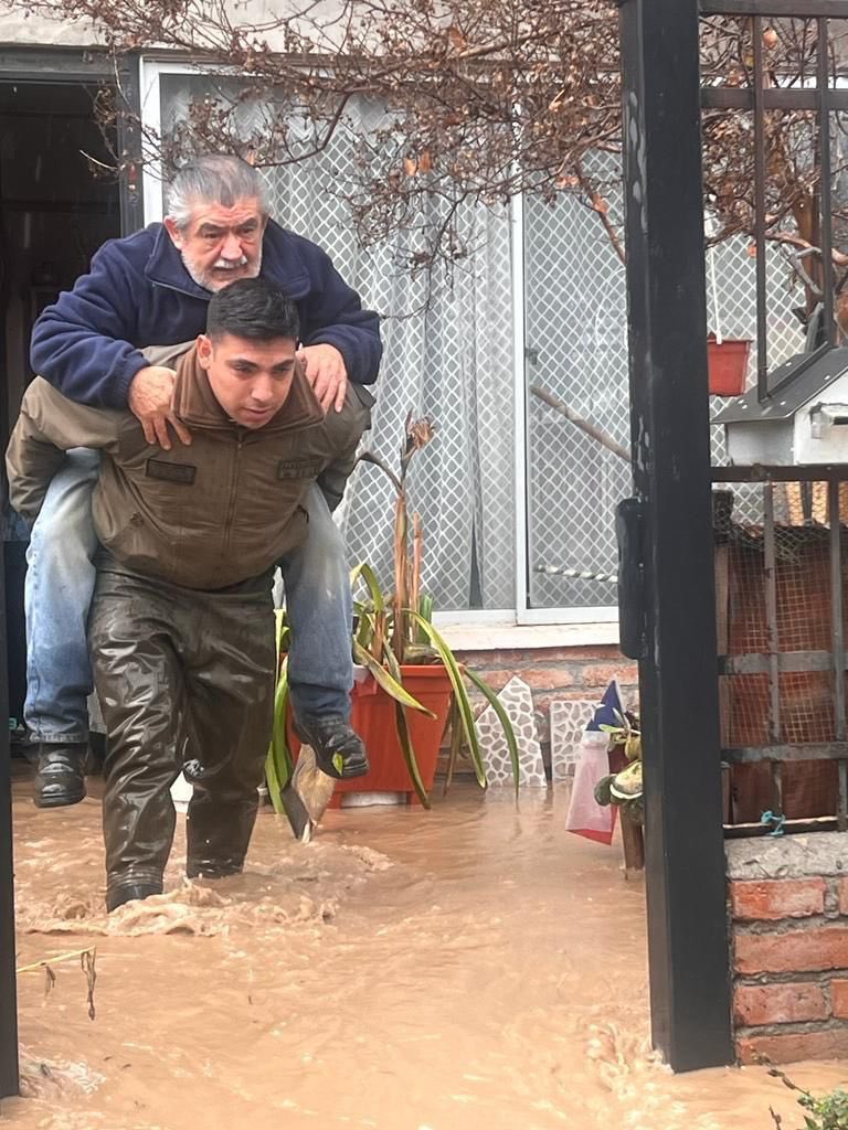 JIrarrazavalR's tweet photo. En momentos de adversidad, el servicio de @Carabdechile siempre se destaca por su entrega y compromiso. 

Gracias a su valiente labor. 
¡Su dedicación es invaluable! 👮‍♀️ 

#Carabineros ❤️#GraciasPorCuidarnos 🇨🇱 https://t.co/PObmPUCAK1
