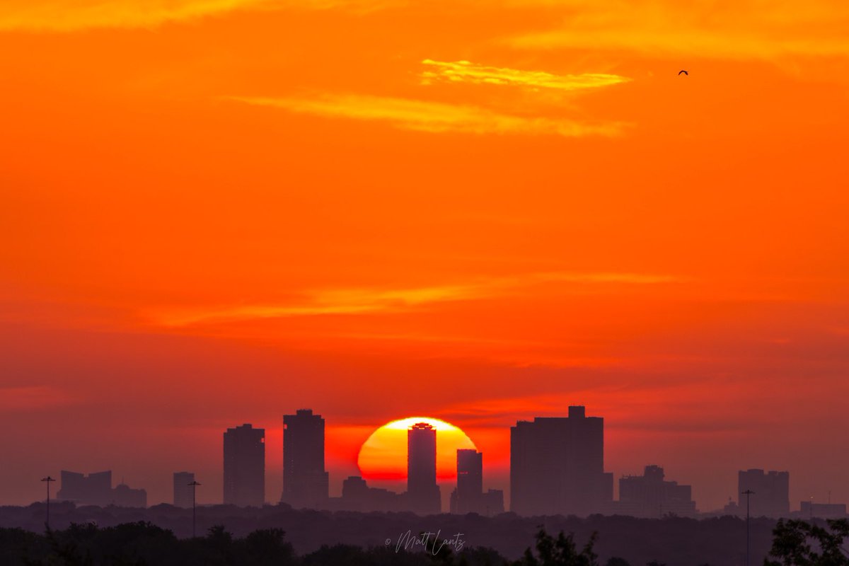 A nicely-aligned summer sunrise over Fort Worth, Texas this morning. 

#FortWorth #Texas #sunrise #txwx #dfwwx #ntxwx