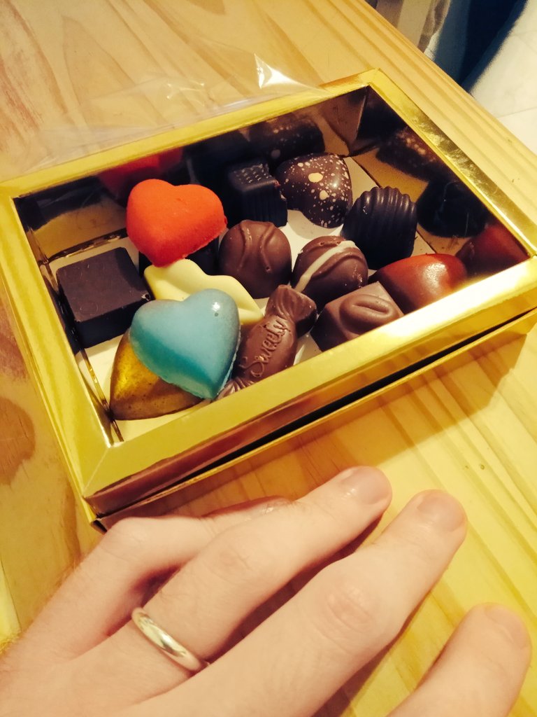 AreYouHereAlone's tweet image. Yo no los revolvi pero no podia faltar esa foto pre chocolate!!! ❤️💙💌🍫😂😊 

#Chocolate #Bombones #Bombones #Love #Amor