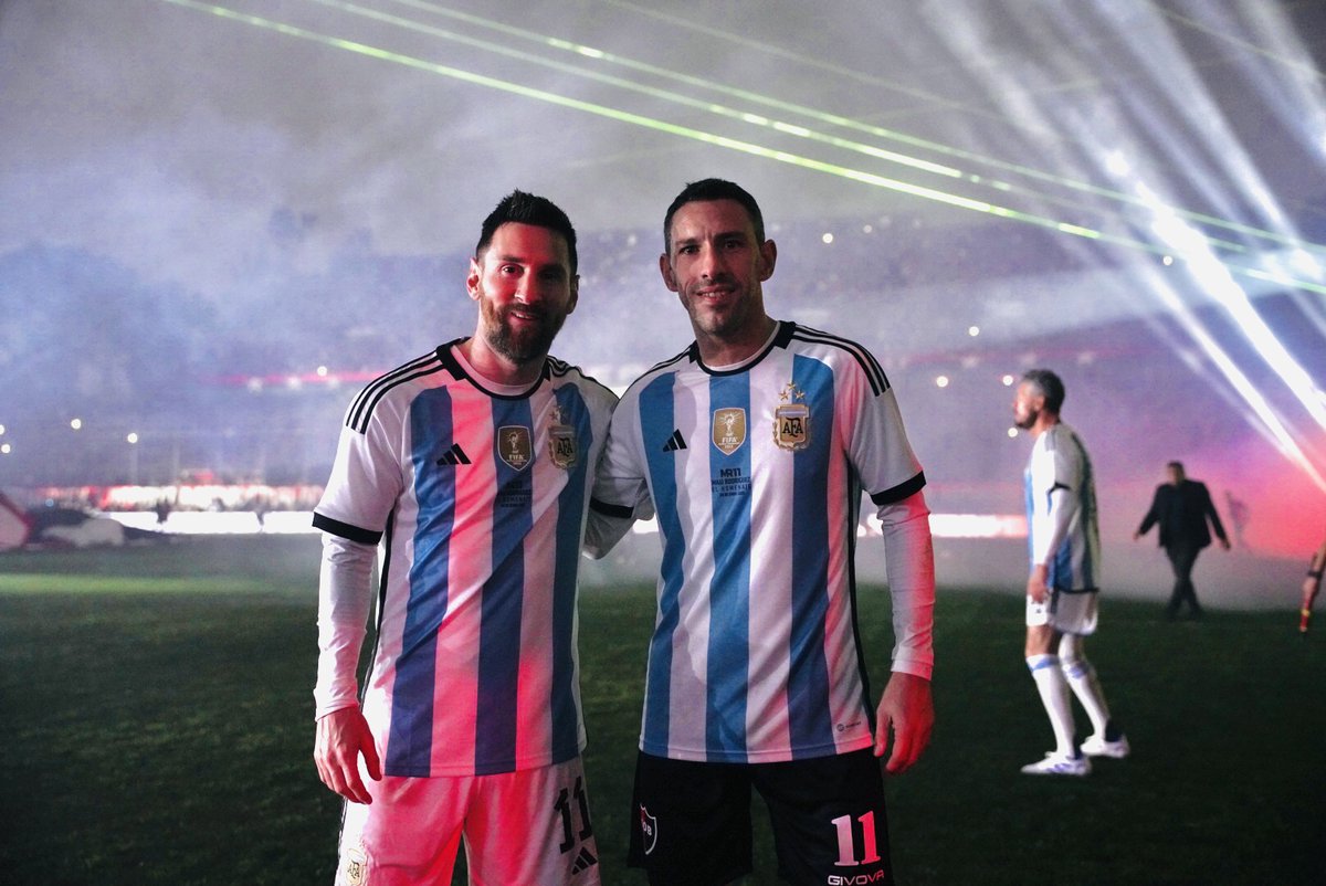 CONMEBOL's tweet photo. 😍 ¡Noche de fiesta en Rosario en la despedida de @MR11ok! https://t.co/9SUbmU4uH4