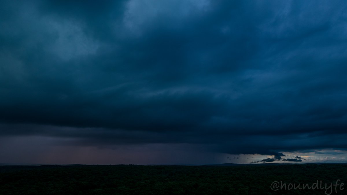 Loud thunderstorms overhead, lots of rain and lightening #pawx #poconos