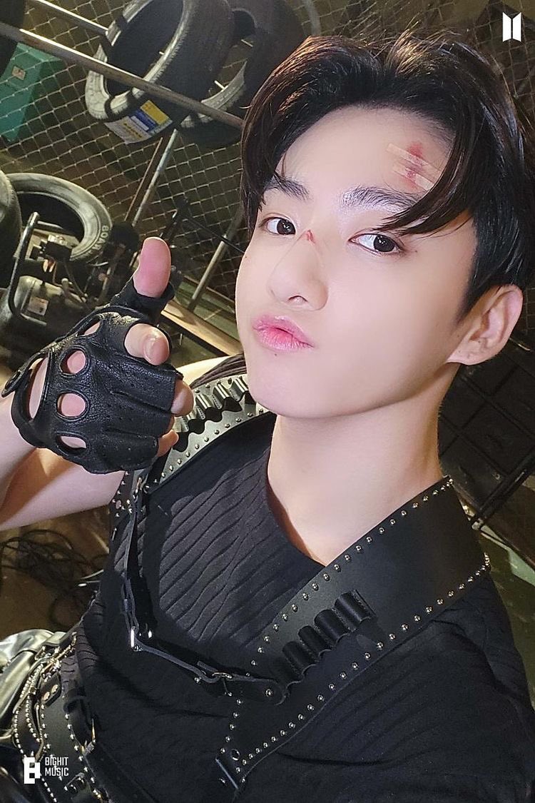 jikookbased56's tweet photo. I hope all solo stans d!E tonight I literally hope so and I want someone to dox them I am not joking we need to come together and stop this sh!t Wtf is going on #jungkook #TAEHYUNG #jimin #soloOUT https://t.co/TYSpw7ARwf
