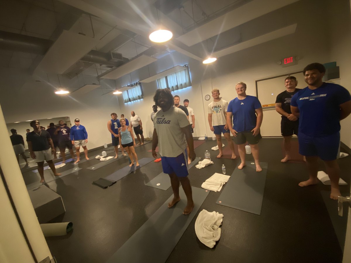 Hot Yoga with D-Line today!#ReignCane🌀 Thank you! ⁦@tulsayogaquest⁩