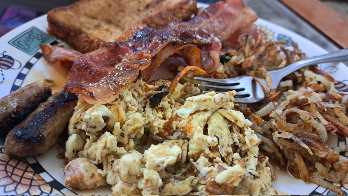 #homecookingvsfastfood 
LOVING my new 36inch outdoor Skillet!  
#BreakfastForDinner is one of my favorite Home-cooked meals 😋 😍 ❤️ 
#BreakfastBuffet at Home!
#EnjoyFood #EnjoyLife 💚
