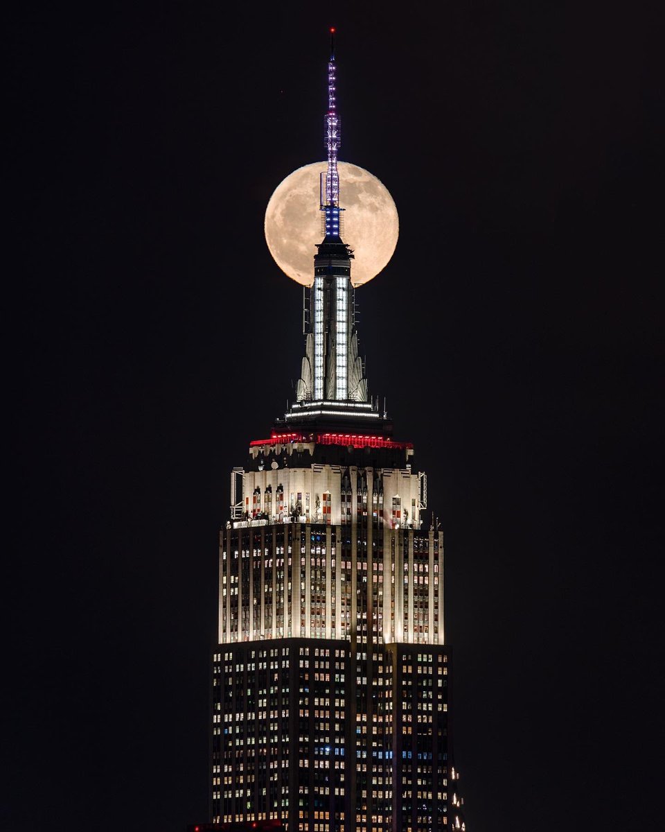 EmpireStateBldg's tweet photo. Moonstruck 

📷: captiv_8/IG https://t.co/MEu6kwjbWS