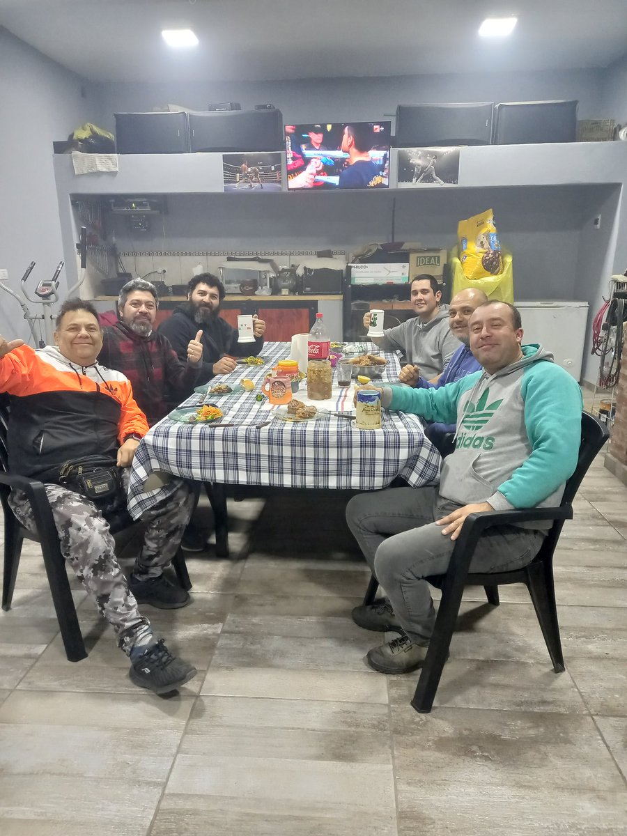 anibalsosa404's tweet photo. NOCHE DE CAMORRA  !!!🍖🍻🥊
VAMOS PUMITA  !!!!
#MartinezBornea 
#BoxeoXFox https://t.co/G2aFG4MHaX