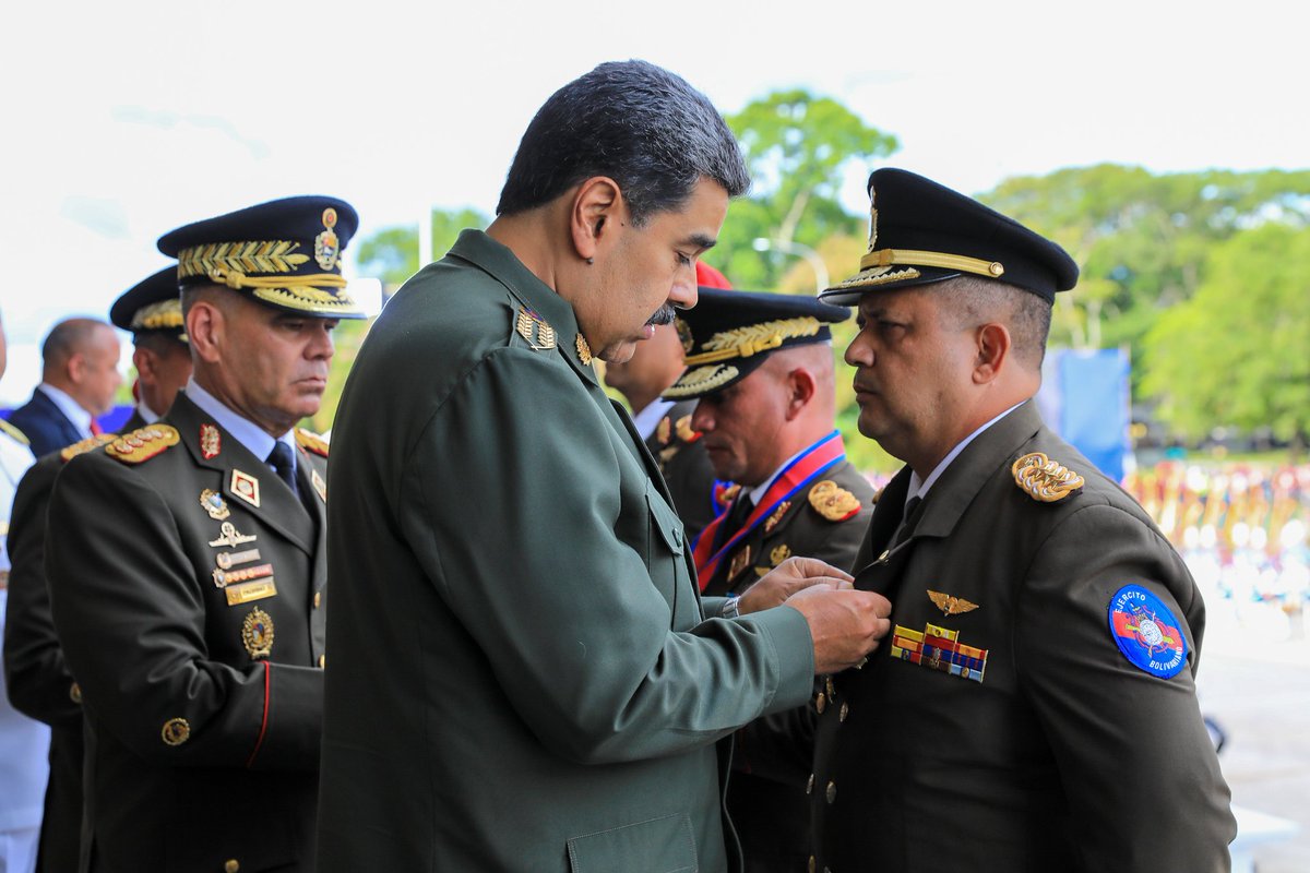 NicolasMaduro's tweet photo. Expreso mi admiración por las y los soldados del Ejército Bolivariano, en especial a su Comandante General M/G @FelixOsorioG por su extraordinario discurso cargado de la doctrina y concepto claro de la FANB que viene de Bolívar y Chávez y que llena de moral combativa a nuestros jóvenes militares.
