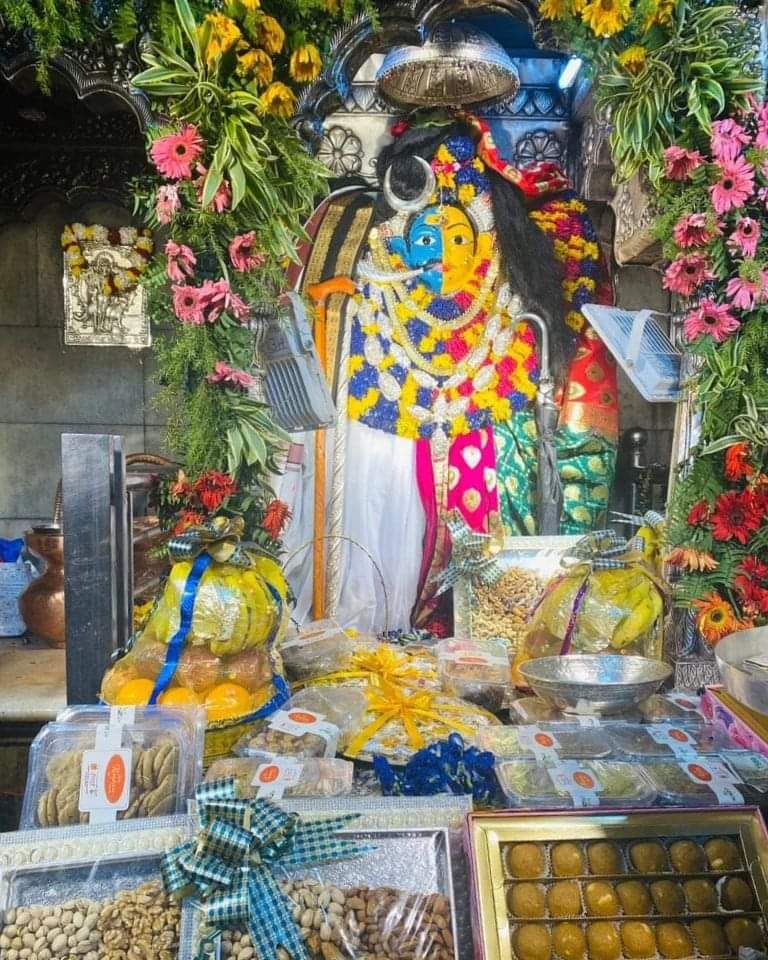 काशी कोतवाल काल भैरव जी का अर्धनारीश्वर श्रृंगार 
#varanasi #kashi #india #banaras #kashi #streetphotography #streetphotos #streetsofindia #traveladdicted #indiaphotos #discoverindia #indianphotography #travelindia #streetphotographyindia #india_clicks    #photographydaily