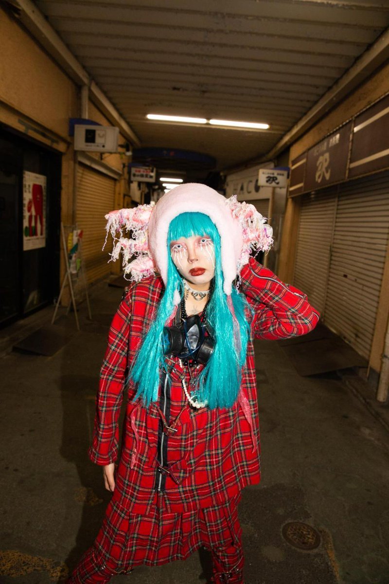 元看護師、最狂パンクアイドルで刺繍家の「カオス・ゾルディック」の