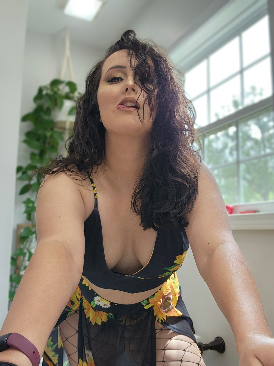 Laylas_cafe's tweet photo. When your sunshine decides to pop off a little more than usual 💛🌻  (Insta saw it first) ✌️

#laylascafe #fantasy #ttrpg #fishnets #ContentCreator https://t.co/l2gzsseTHH