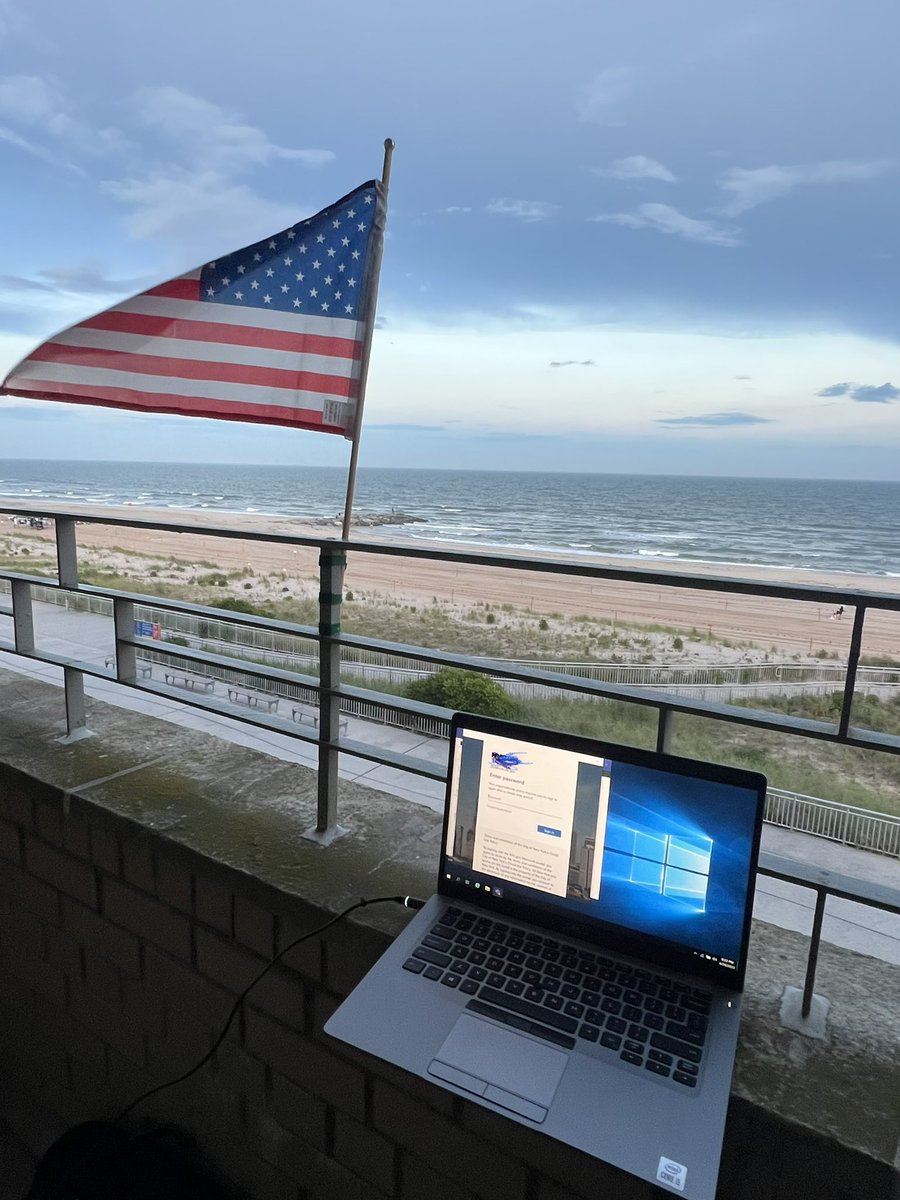 JoeFox's tweet photo. Working from home. Have a wonderful weekend everyone https://t.co/6I32mL6Qw2