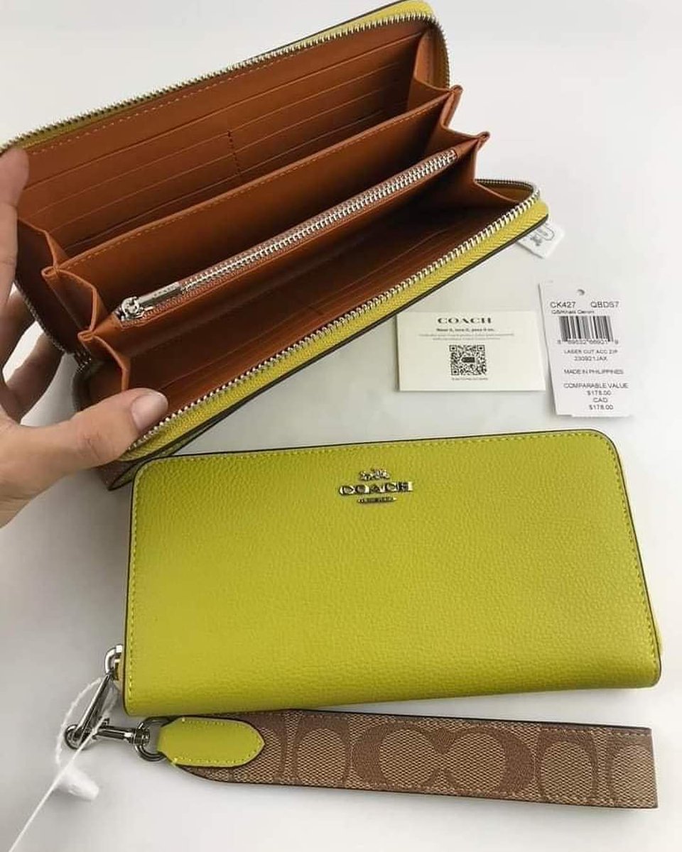 Catalogo360's tweet photo. C O A C H  🌟 Long Wallet w/ Thick Strap
• Size : 7 1/2" (L) x 4" (H) x 1" (W)
• Includes :  Tag , CareCard , Receipt ,Dustbag &amp; Paperbag

Lowest price ever! Send us message today📩

#legitseller #onlinestore #onlineshopping #FYP #bagseller #OnlineShop https://t.co/FOaHFHOXGh