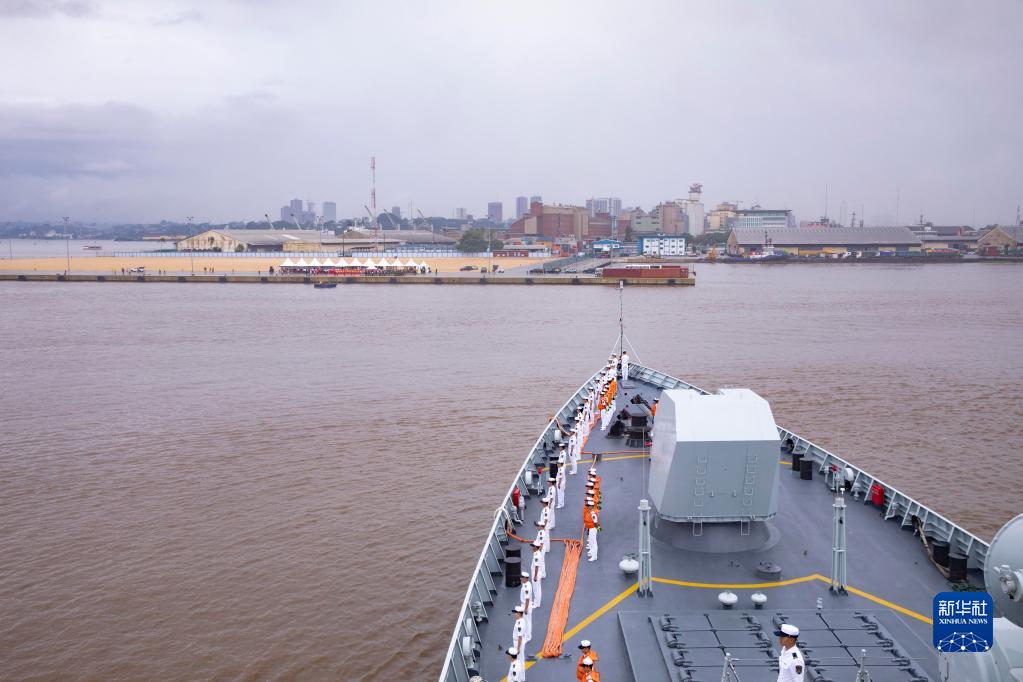 The 43rd fleet of the Chinese People's Liberation Army (PLA) Navy, which included the guided-missile destroyer Nanning, the guided-missile frigate Sanya, and the comprehensive supply ship Weishanhu, arrived in Abidjan, Cote d'Ivoire, on Thursday for a four-day friendly visit.