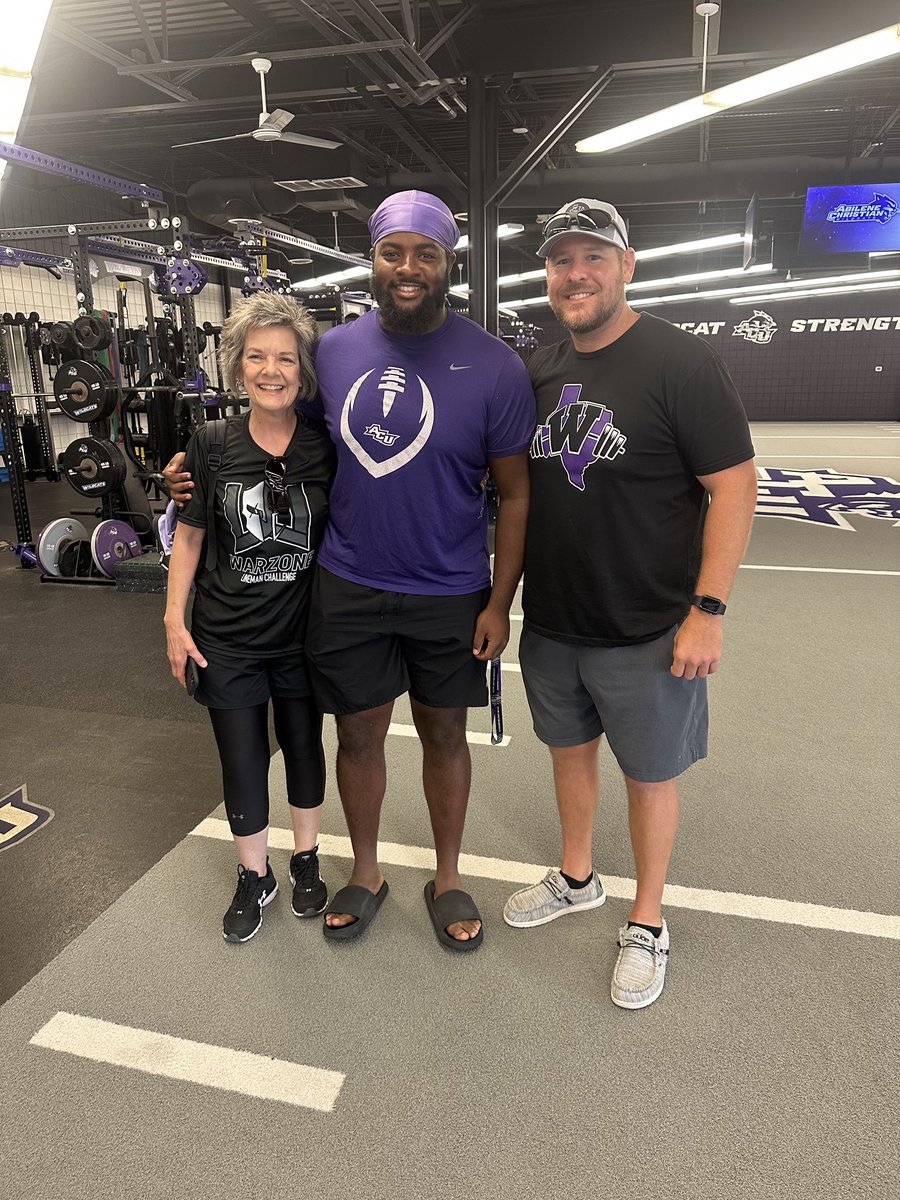 Coach__fitz's tweet photo. Y’all check out my boys @0fficalFogle and @F0RDIVEY supporting my guys at the State Lineman Challenge in Abilene! Joziah played for me at Spring High 2 years ago and Ford this past season at Willis! Both are at ACU prepping for a great season! O-Line = FAMILY! Love my dudes! https://t.co/8umxvDwfsY