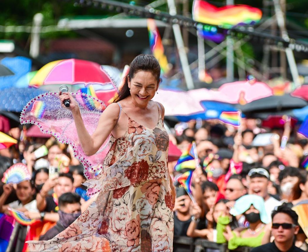 'ILALABAN AT ILALABAN NATIN ANG #SOGIEEqualityBill!'

Iyan ang naging pahayag ni Senador Risa Hontiveros sa isang Instagram post tampok ang ilang larawan ng kanyang pagdalo sa Pride PH Festival 2023.