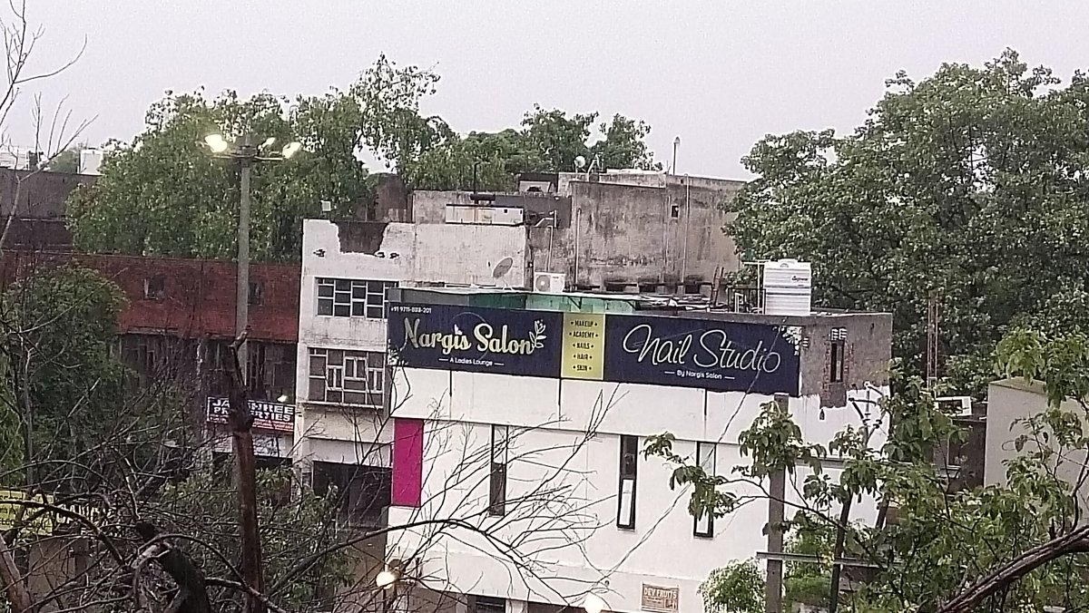 ATEET123456's tweet photo. @mlkhattar cm Sahab electricity total waste lights on in morning Times location sector 4 market gurgaon https://t.co/8HggjIODZG