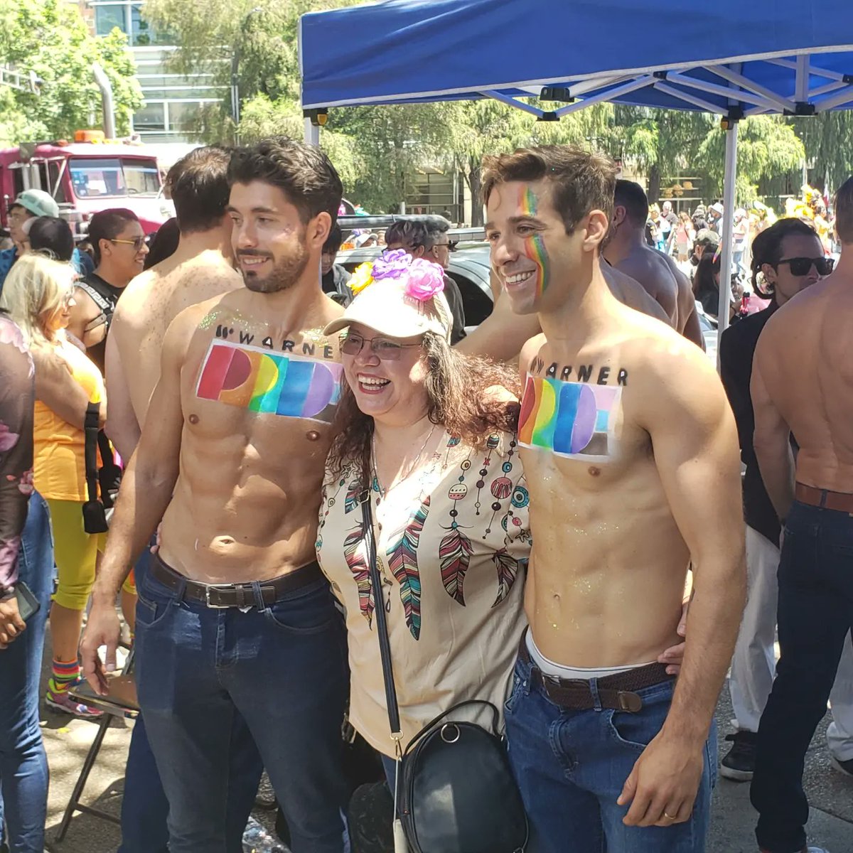 warnermusicmex's tweet photo. Momentos #OrgulloWarner en la Marcha del Orgullo LGBT de la Ciudad de México 2023 🏳️🌈🏳️⚧️
#NadaQueCurar #LibreDeSer #PrideAtWMG #WarnerPride 🏳️🌈🏳️⚧️ https://t.co/0FHlyfMCeR