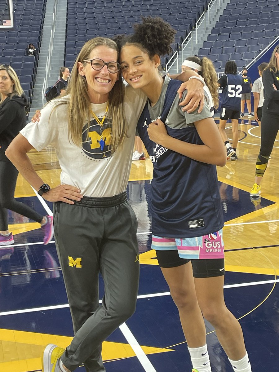 LaylaStewart_3's tweet photo. Thank you ⁦@KBA_GoBlue⁩ ⁦@moore_mel⁩ ⁦@HarryRafferty5⁩ Second time at the elite camp didn’t disappoint https://t.co/EVEj5N5Y3f