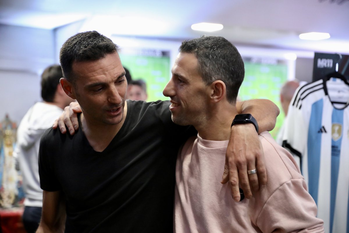 Newells's tweet photo. Con ustedes, la Fiera y el comandante de la selección @Argentina 🇦🇷

Scaló 🏆 https://t.co/xoYLJmSmWi