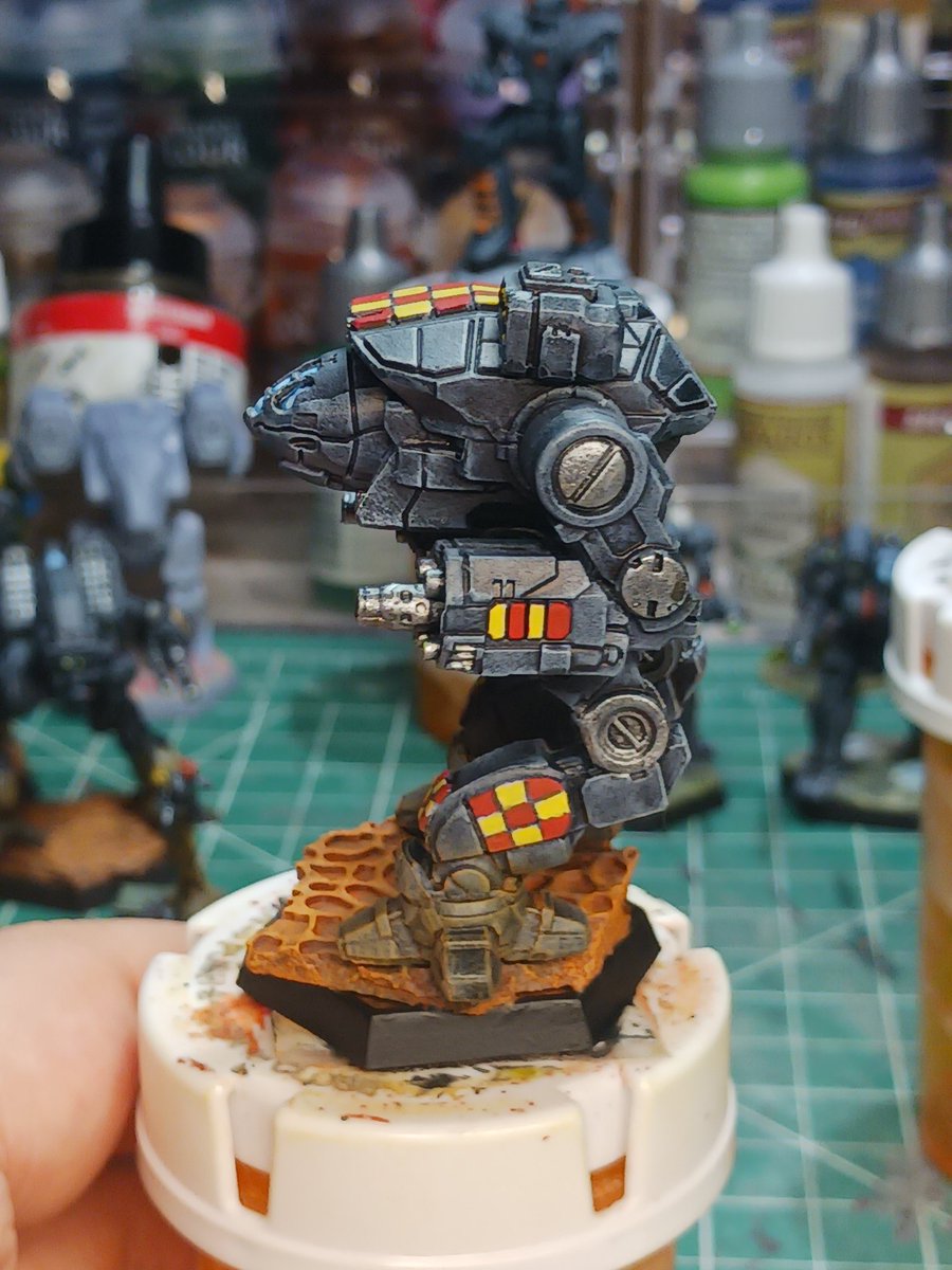 And with that nice black rim one of the most fearsome omnimechs of the Clan Invasion is done.

#battletech #Battlefield #paintingminiatures #wargaming