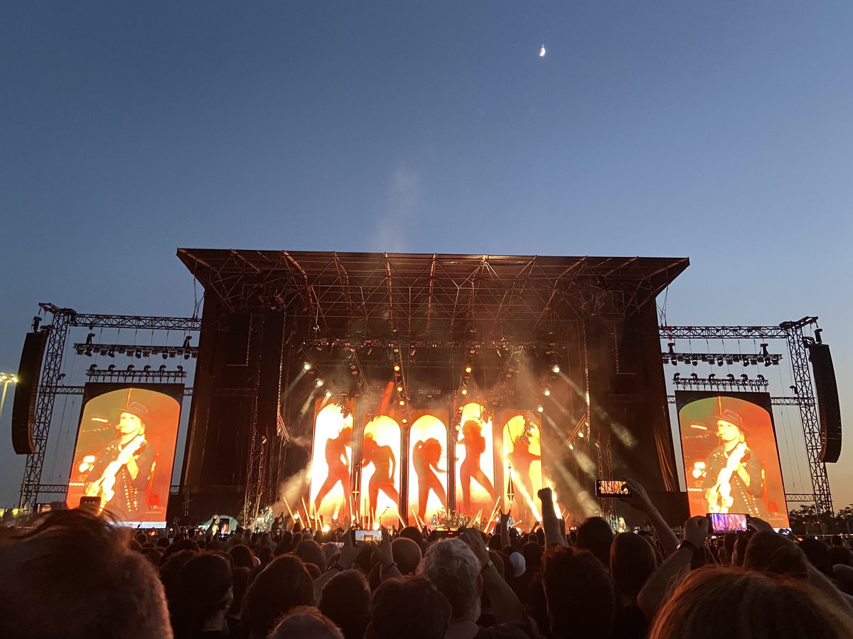 AlberStorm's tweet photo. Otro sueño más cumplido. Los putos Motley Crue en directo. Pelos de punta. https://t.co/AZgerRHRDt