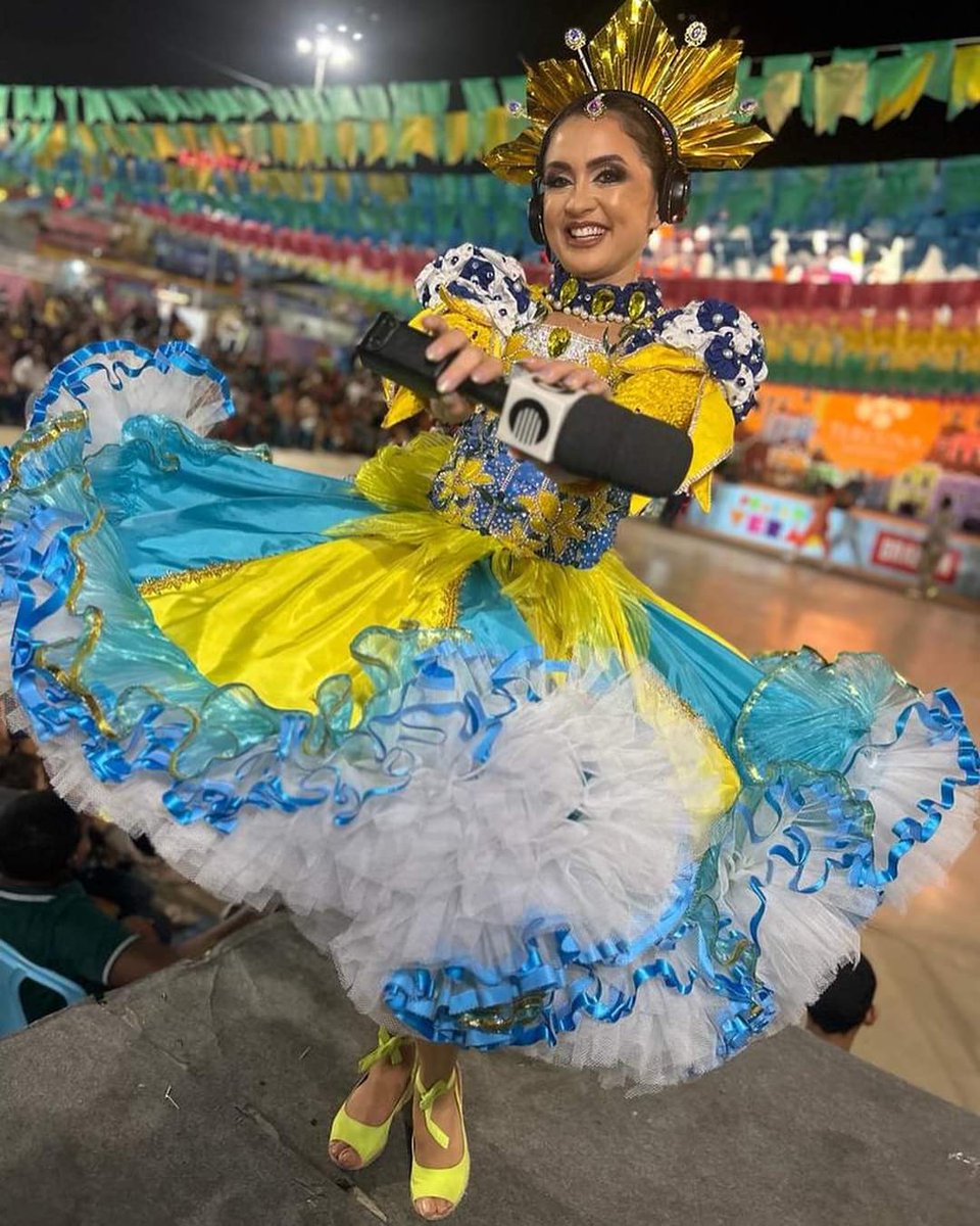 TVClube_'s tweet photo. ‘Olha pro céu, meu amor! Vê como ele está lindoooo! 🔥🎶
Aline Moreira já está pronta para levar alegria, dança, forró e muito piauiês para todo o #Nordeste 😍
Liga aí na #RedeClube que estamos no ar! 📺
#Bastidores #SaoJoaodoNordeste #Piaui https://t.co/0cXs0KugLx