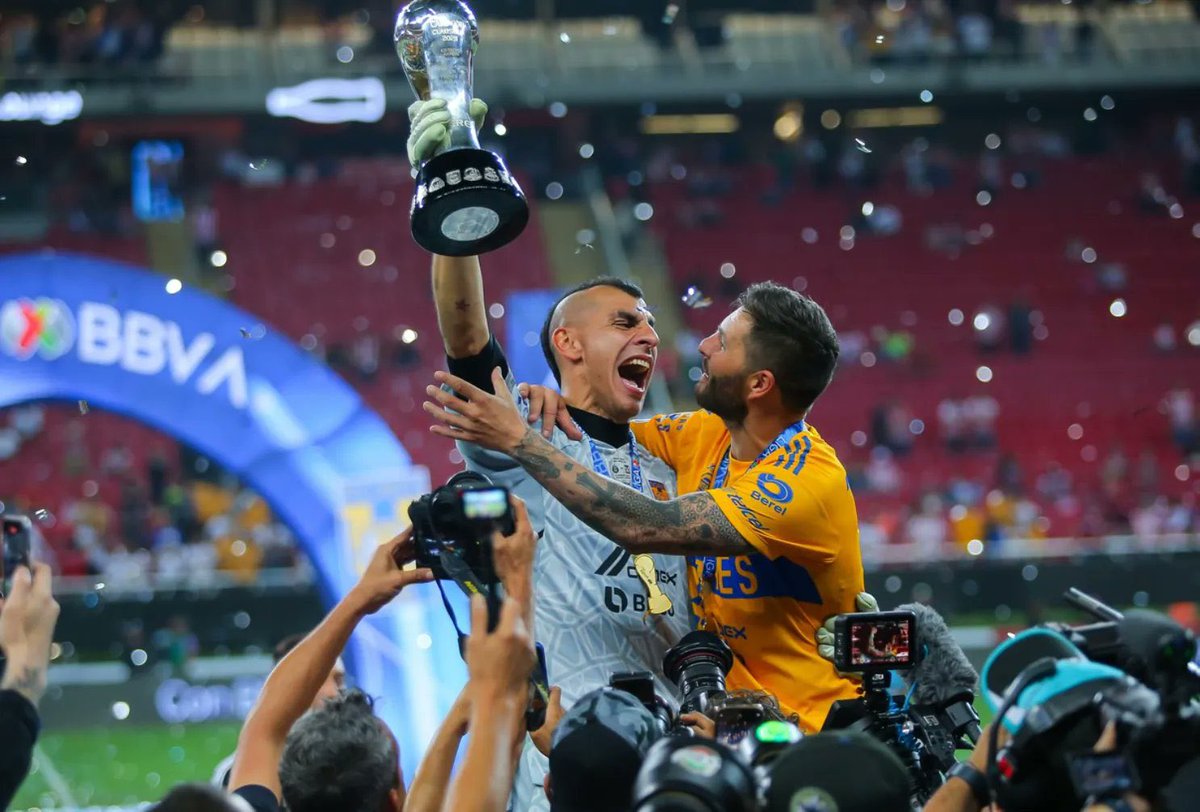 Pellomaldonado's tweet photo. Sin duda alguna el mejor arquero en la vida del Fútbol Regiomontano y 
argumentablemente el número 1 en toda la historia del Fútbol Mexicano. Parte fundamental del equipo del siglo, poseedor de distintos récords y ya con 5 títulos de Liga! Nahuel Guzmán gana el Balón de Oro a Mejor Portero de la LIGAMX 2022-2023 👏🏾