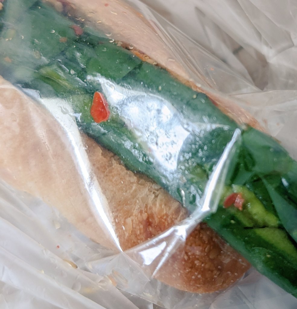 marupuee's tweet photo. 漬物パン🥖
コレ知ってますか？

ずーっと食べようと思ってて
漸く買えました🙆

漬物の食感とピリ辛感が
最高でした！ https://t.co/RInml8BCgp