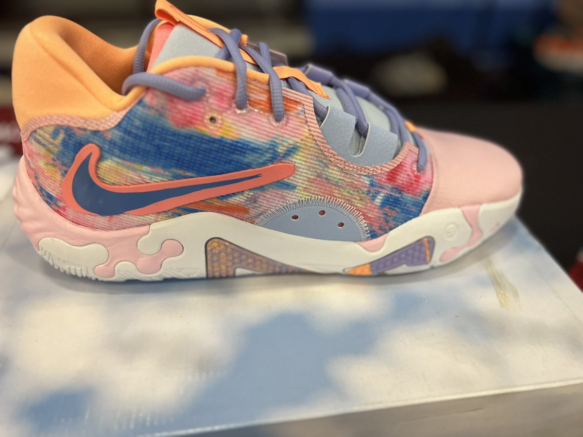 gemsinthegym's tweet image. I was overwhelmed with the response on shoes. I didn’t expect that. I will get as many out locally as possible and make sure I get some shipped. But give me a day or so. We got a few pair out today though. 
Thanks. 
#spreadlove #gemsinthegym