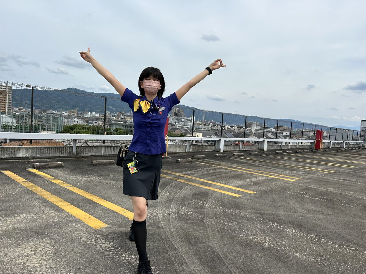 hata_mizuhai's tweet photo. 生駒山が見えるそうな！🐸ということで屋上お邪魔しましたヨ〜
山見えた！感激！
大東店のマネージャーに写真撮ってもらいました(あつかましい)
壮大な景色だ🥺✨

設備全然違って面白いです！色々教えてもらってます(´｡✪ω✪｡｀)！

#聖地巡礼🐸
#マルハン大東店
#新来店ポイントシステム https://t.co/Lvng92qzbO