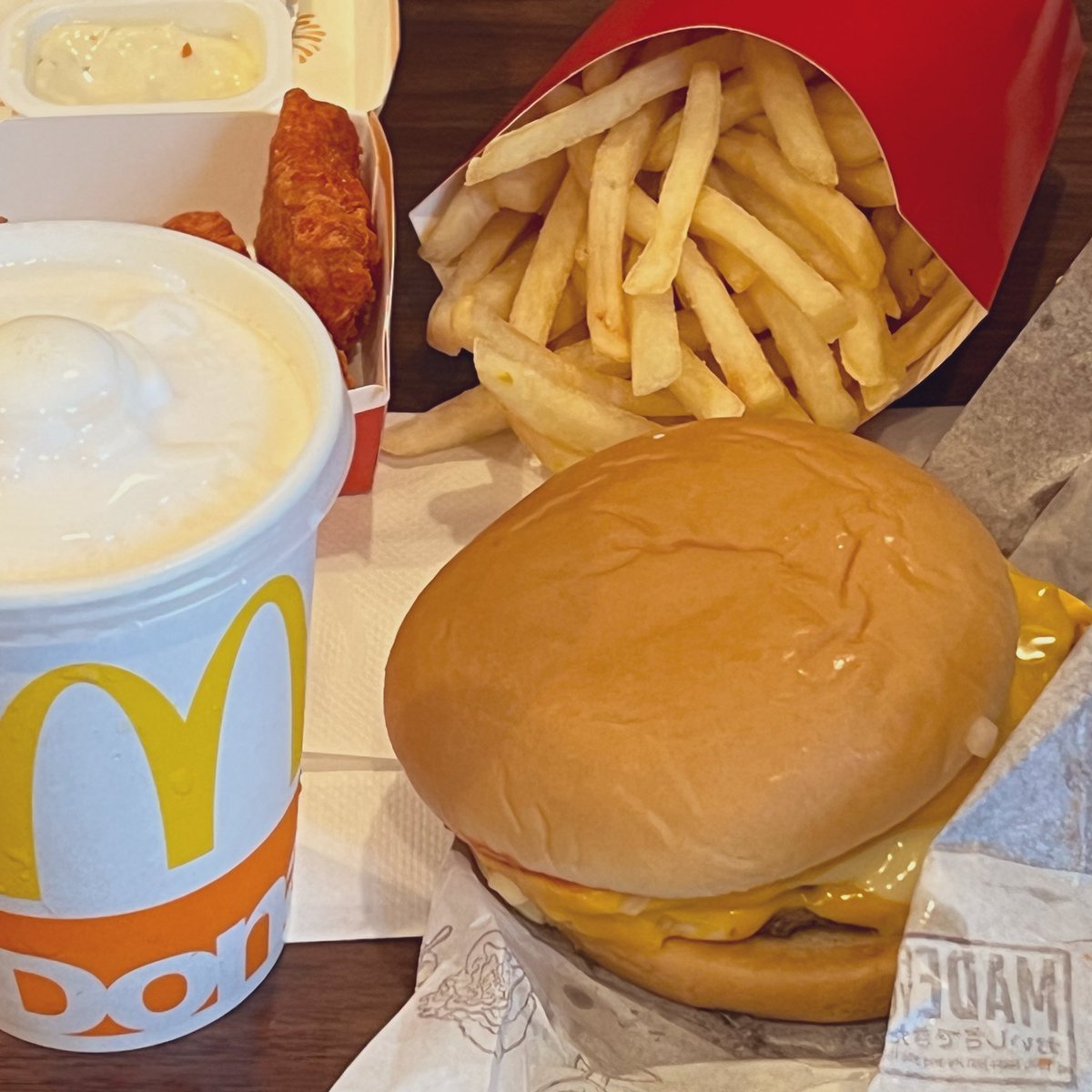 @McDonaldsJapan 今日の #ランチ はマクドナルドの #チーズチーズダブルチーズバーガー。
昨日 #モバイルオーダー 使えなかったからリベンジ。
チーズまみれですごかった。
記憶になかったけどこれも #平成バーガー なんか。

#チーチーダブチ 
#平成バーガー大復活